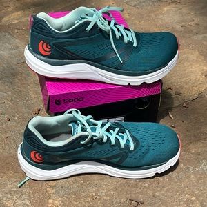 Women’s Topo Magnifly Size 8